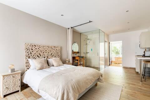 图尔昆Studio chic avec salon et terrasse privée的一间带大床的卧室和一间浴室