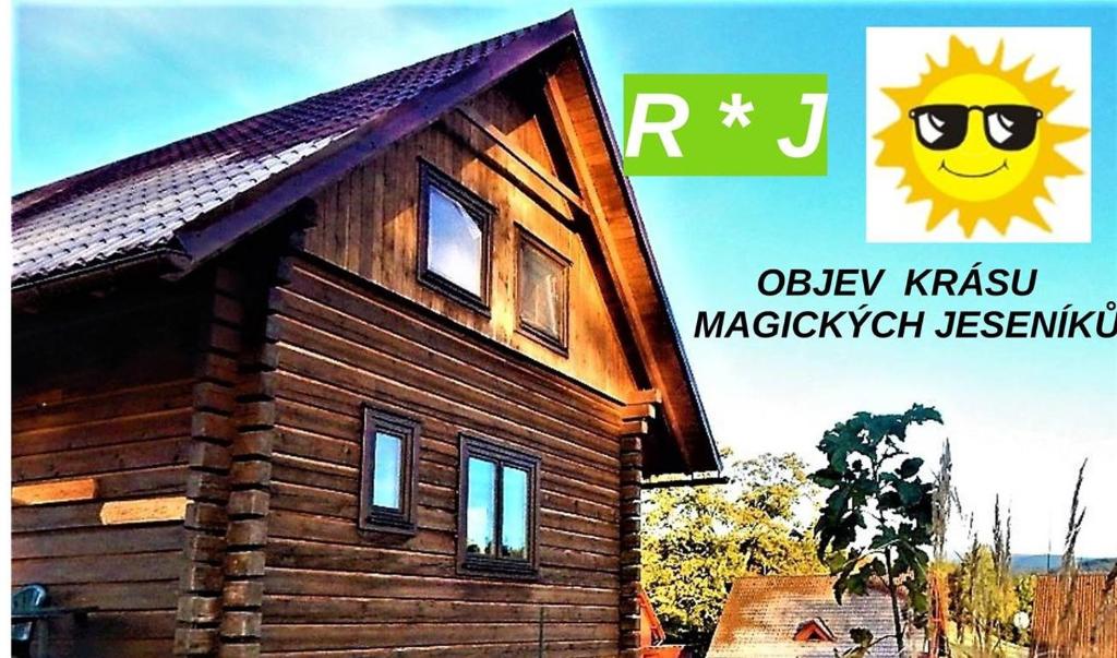 Dolní MoraviceROUBENKA-JESENKA II的一个小木房子,面带微笑