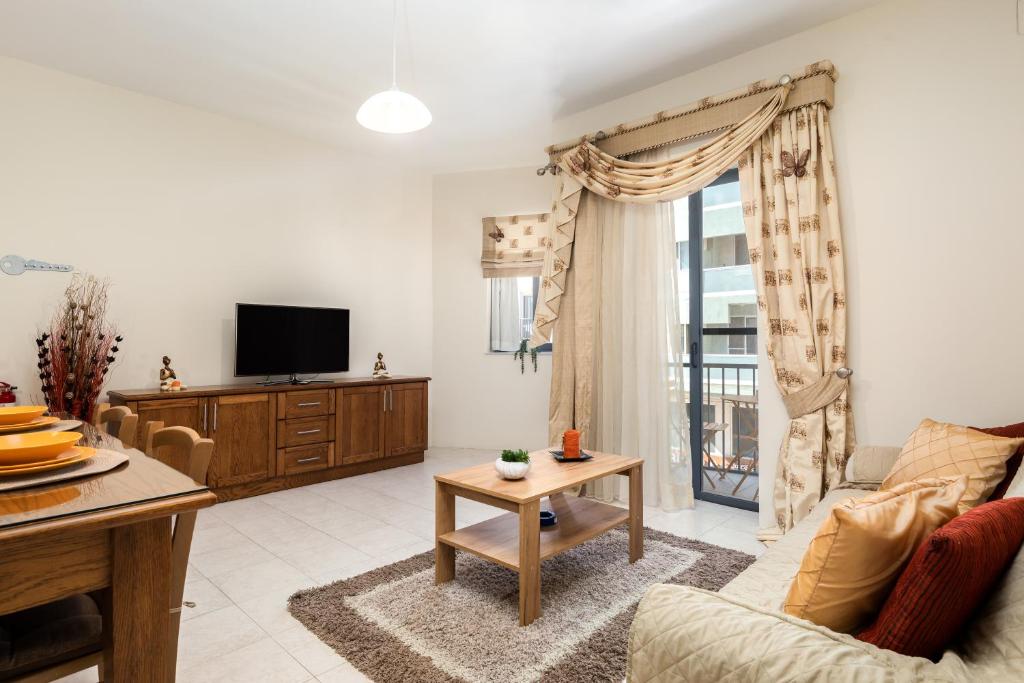 姆西达Spacious, Bright & Cosy 2 Bedroom 2 Bathroom Apartment - Msida Uni Heights的带沙发和电视的客厅