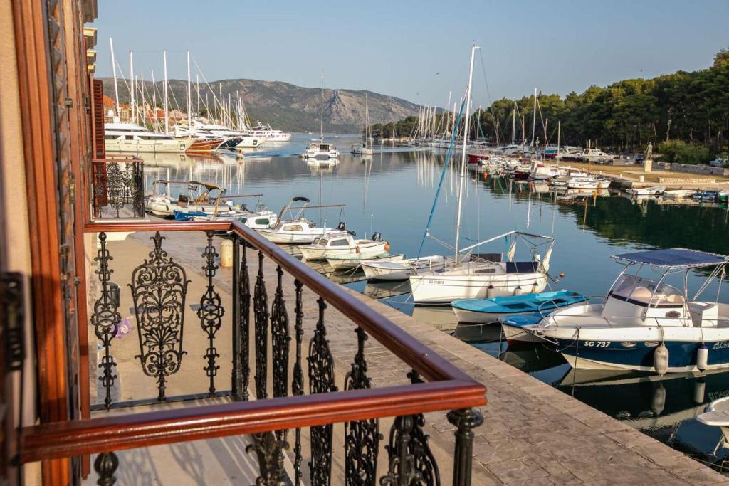 斯塔里格勒Ancora Faros的享有码头和水中船只的景色