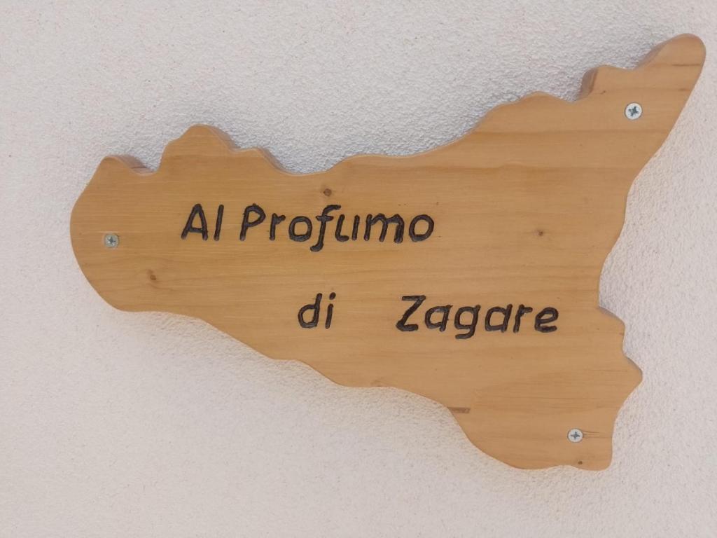 罗戈·格兰德Al Profumo di Zagare的墙上的木牌,上面写着alopino del zacco这个词