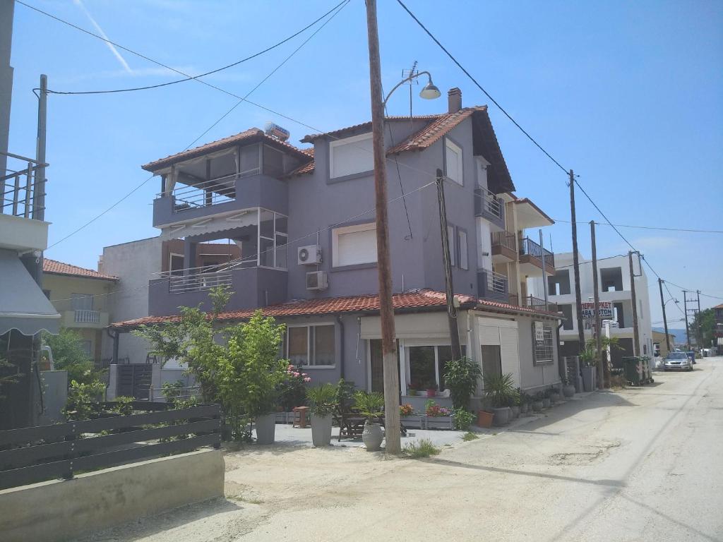 奥弗里安Nikos house beach ofriniou的街道边的大建筑