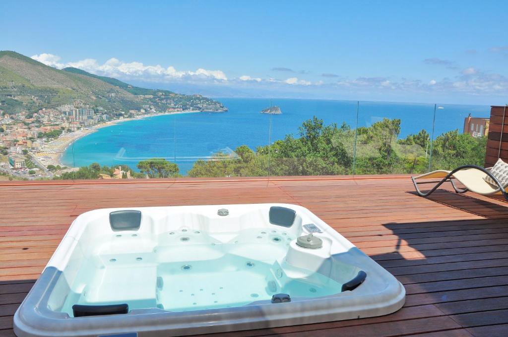 诺利Spettacolare vista isola Terrazza e idromassaggio的浴缸位于甲板上,享有海景。