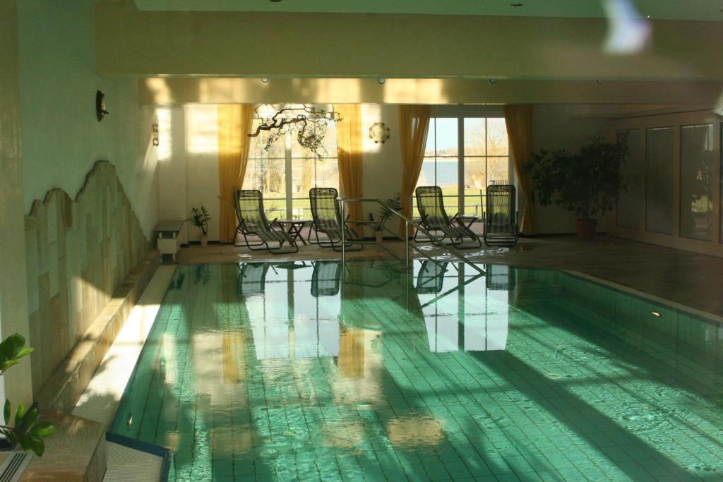 Ludorf奇洛福莱尔希酒店的大楼内带椅子的游泳池