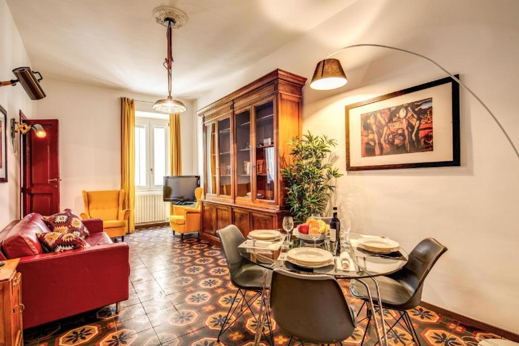 罗马Navona Stylish Apartment的客厅配有桌子和沙发
