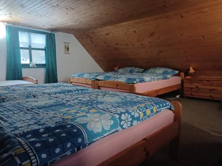 Hiška ob potoku客房内的一张或多张床位