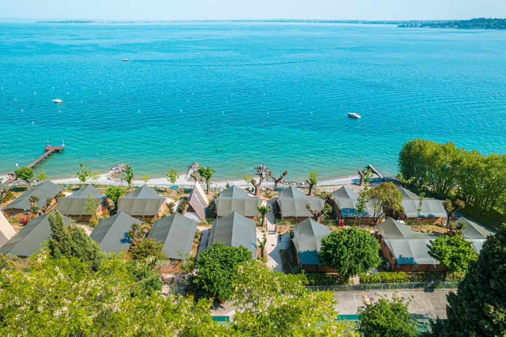 加达湖畔帕登赫Camping Village Riva Blu的享有度假胜地和海洋的空中景致