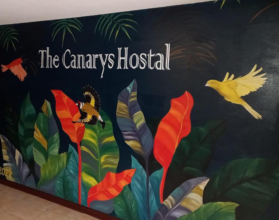 圣罗莎德卡瓦尔The Canarys Hostal的食肉医院的壁画,有鸟类和植物