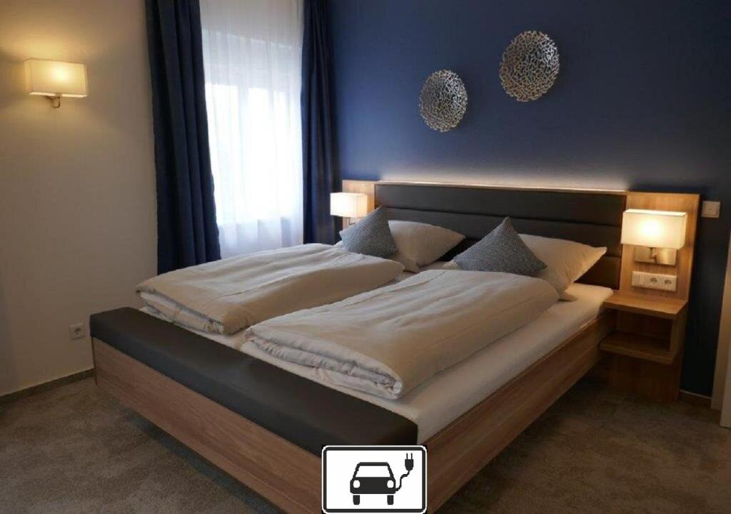 迪尔门Hotel van Lendt garni的一间卧室设有一张蓝色墙壁的大床