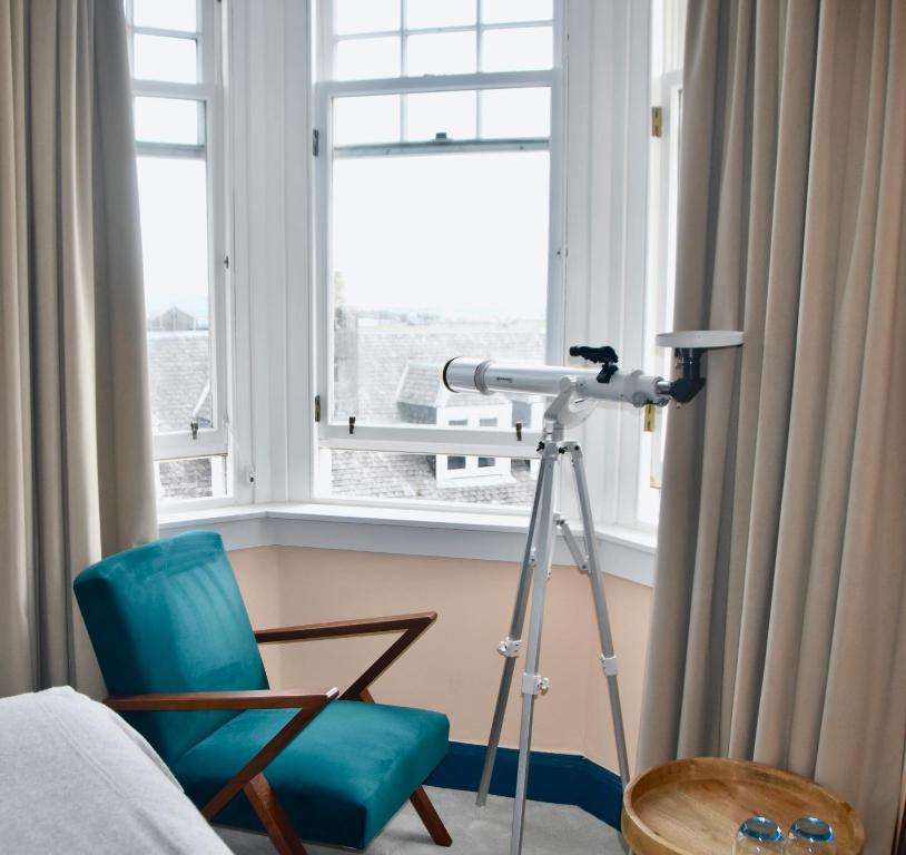 圣安德鲁斯Haar with Rooms 5 stars的窗户前带摄像头和椅子的房间