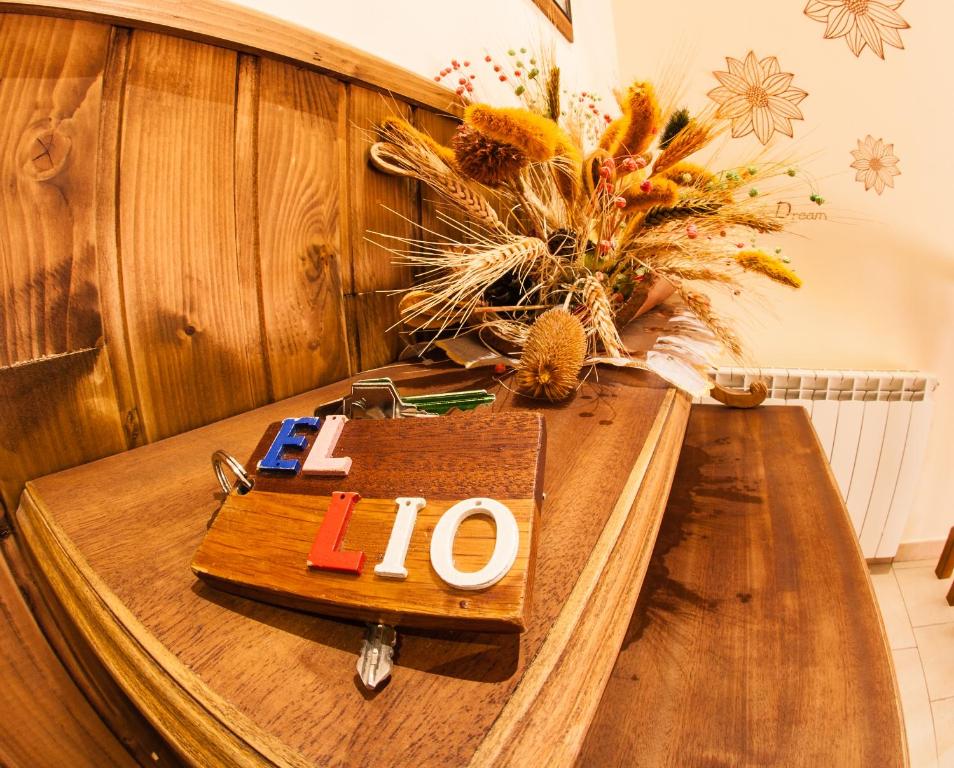 鲁伊德拉厄尔里欧乡村度假屋的一张木桌,上面有标牌