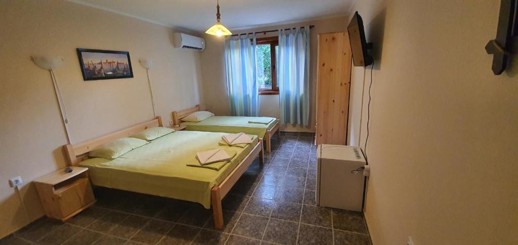 克兰内沃Villas Chinara的一间卧室,配有两张床