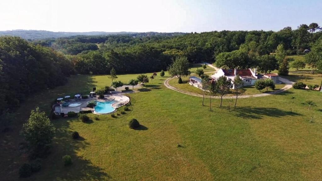 Lamothe-FénelonLa Clairière - écolieu de vacances的享有带游泳池的庄园的空中景致