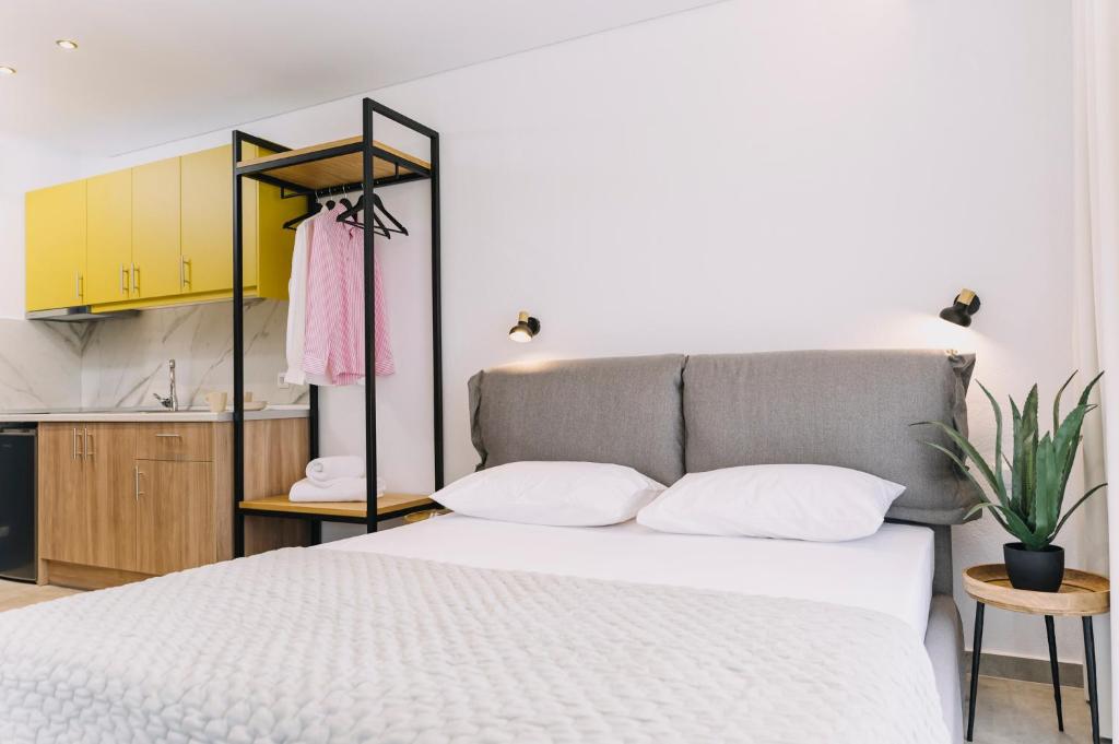 利迈纳里亚BLUE STONE Luxury Suites的一间卧室配有一张床和一间厨房