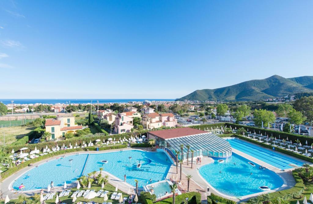 洛阿诺洛阿诺田园酒店的享有度假村游泳池的空中景致