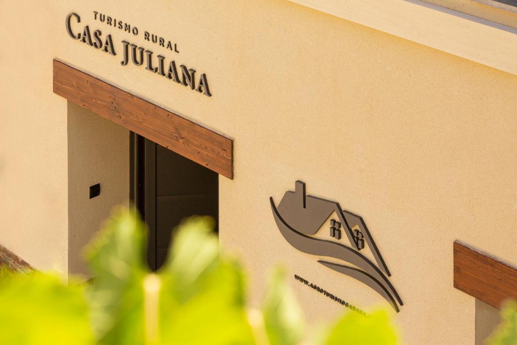 GabasaCasa Juliana Turismo的一座有卡萨朱莉安娜标志的建筑