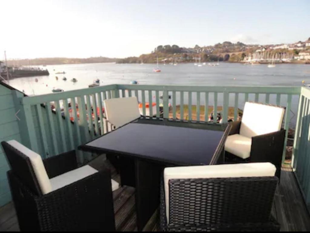 普里茅斯Tamar View的阳台配有桌椅,享有水景