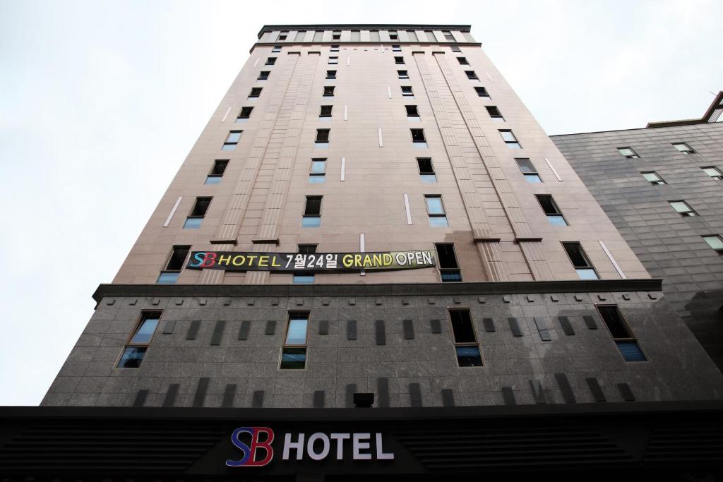 首尔SB汝矣岛精品酒店的一座高大的建筑,上面有标志