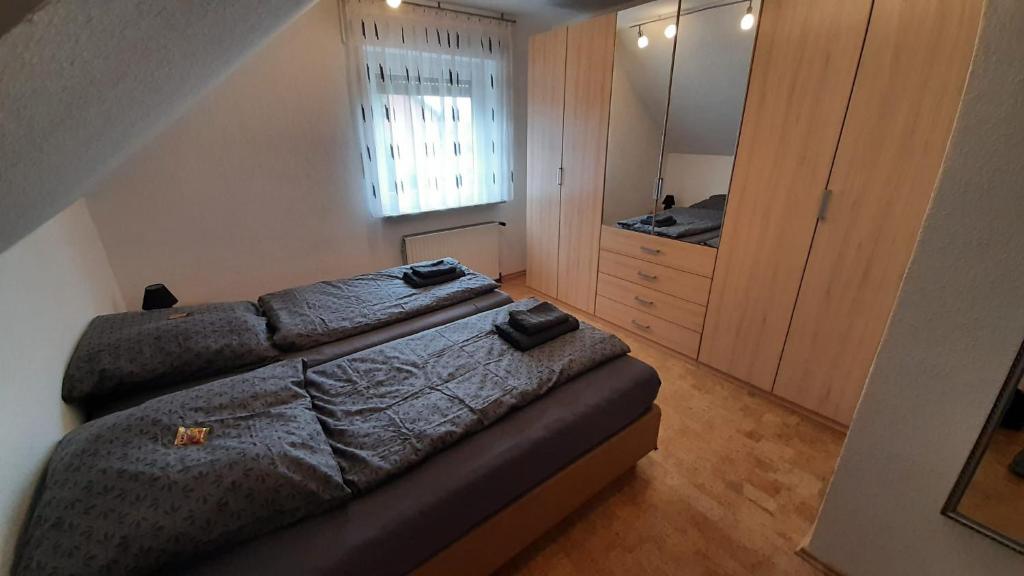 泰尔格特Ferienwohnung Onkel Willi的一间卧室配有一张床和一面大镜子