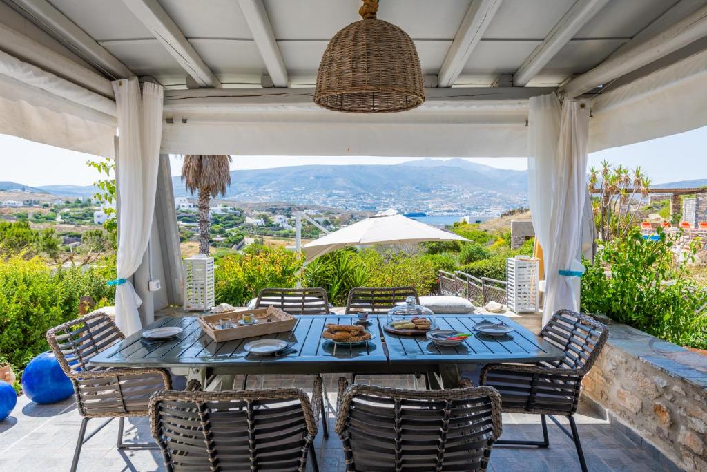 莱瓦贾Panorama Maisonette的美景庭院里配有蓝色的桌椅