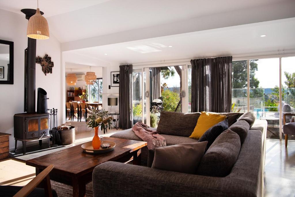 戴尔斯福特康沃尔山度假屋的客厅配有沙发和桌子