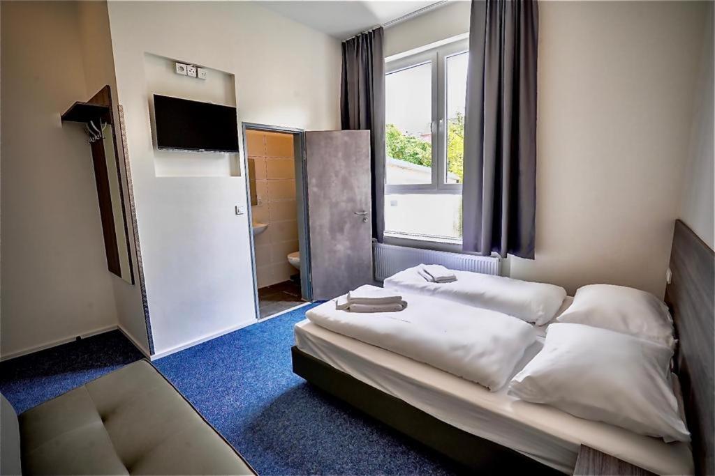 汉堡Hotel City Meetpoint的酒店客房设有床和窗户。