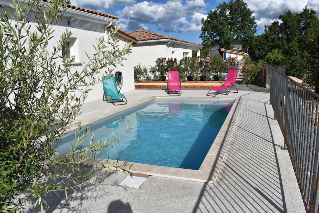 巴拉聚克Gîtes des Clapas Lisa, villa**** piscine privée的一个带三把椅子的游泳池