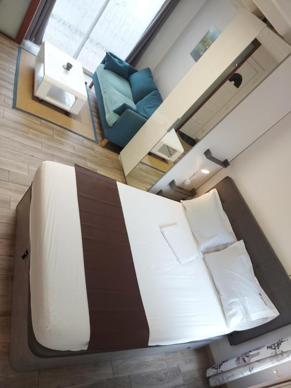 图卢兹villa alex的小房间设有床和沙发