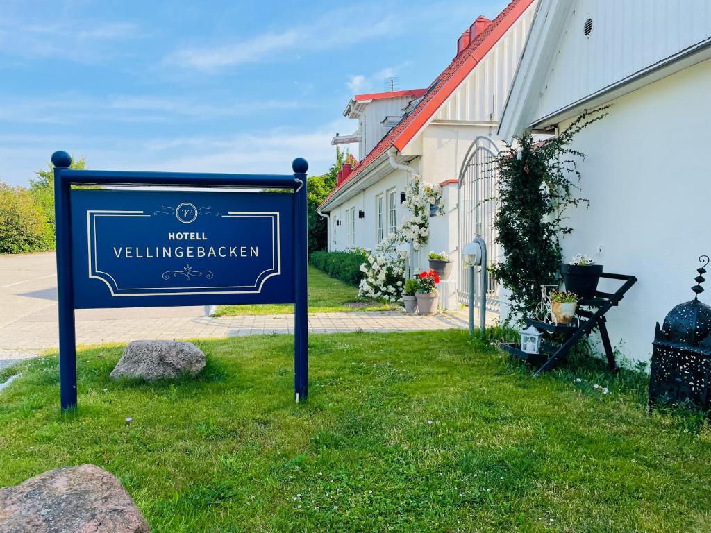 韦灵厄Hotell Vellingebacken的房屋前草上的标志