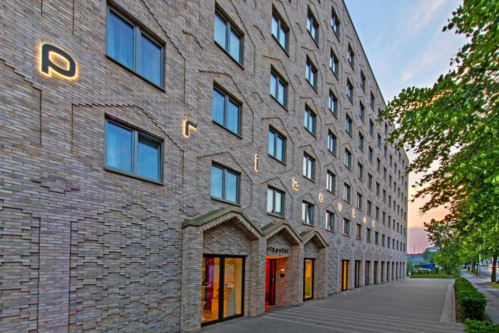 汉堡汉堡城普利泽特酒店的街上有红门的砖砌建筑