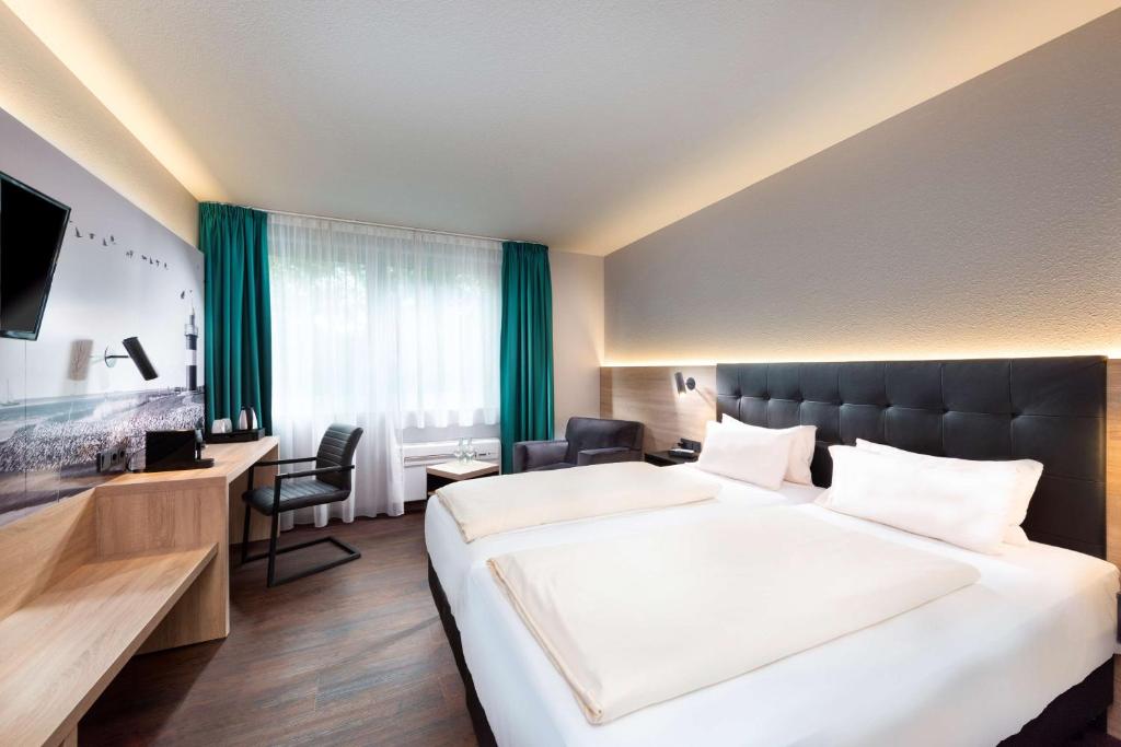 不莱梅阿希姆不来梅贝斯特韦斯特酒店的酒店客房设有一张大床和一台电视。