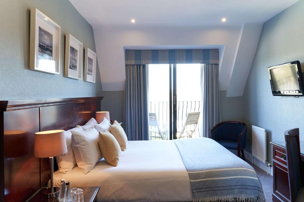 伯恩茅斯Best Western Plus The Connaught Hotel and Spa的酒店客房设有一张床和一个阳台。