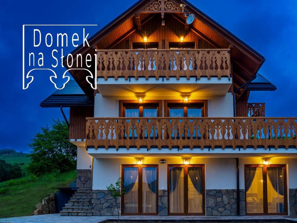 什恰夫尼察Domek na Słonej的带阳台的房子,字不走在商店