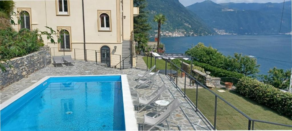 拉利奥Villa Ortensia的水边的一座房子,有一个游泳池