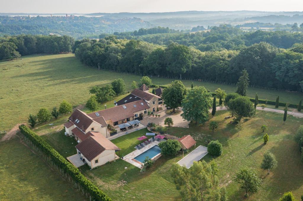 贝尔韦Domaine du Bugassou, Chambres, Table d'hôtes & SPA的田野房屋的空中景观