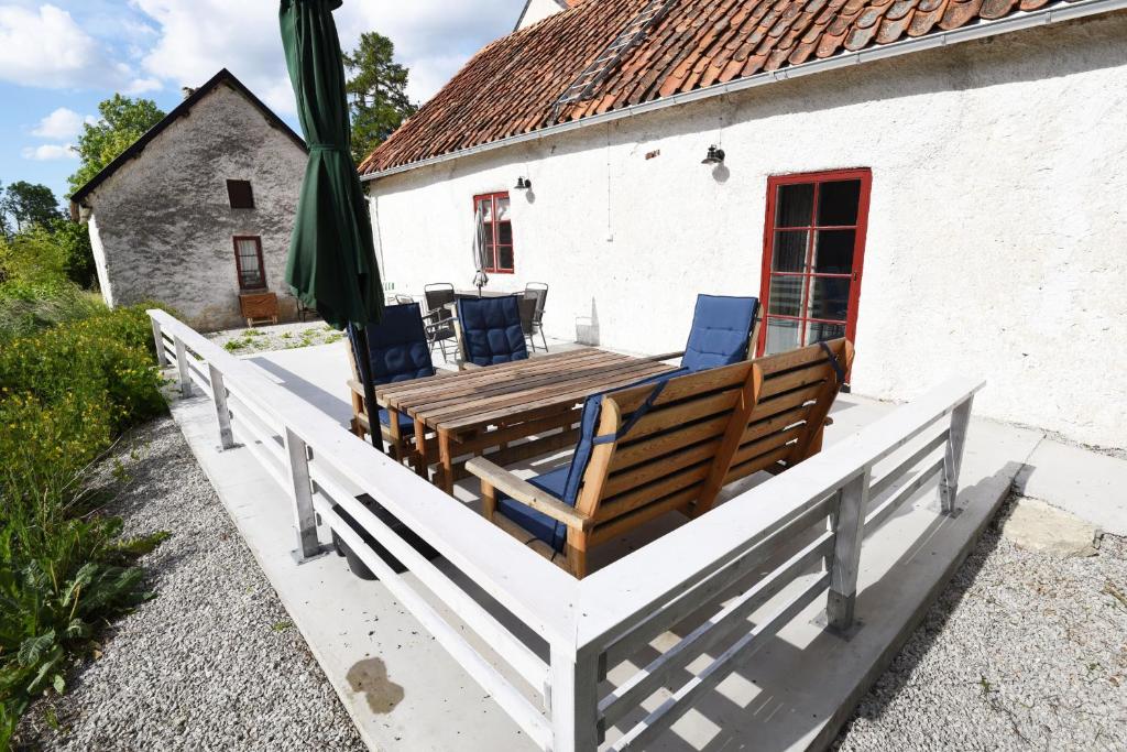 SliteCozy and modern wing on Gotland's east coast的房屋设有躺椅和遮阳伞