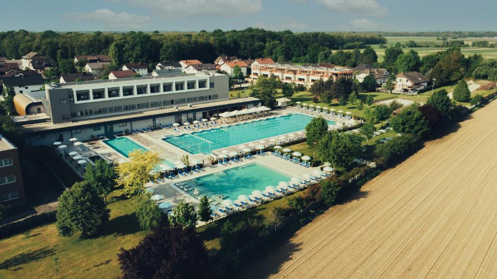 摩拉瓦托普利采维瓦特酒店的享有带游泳池的度假村的空中景致