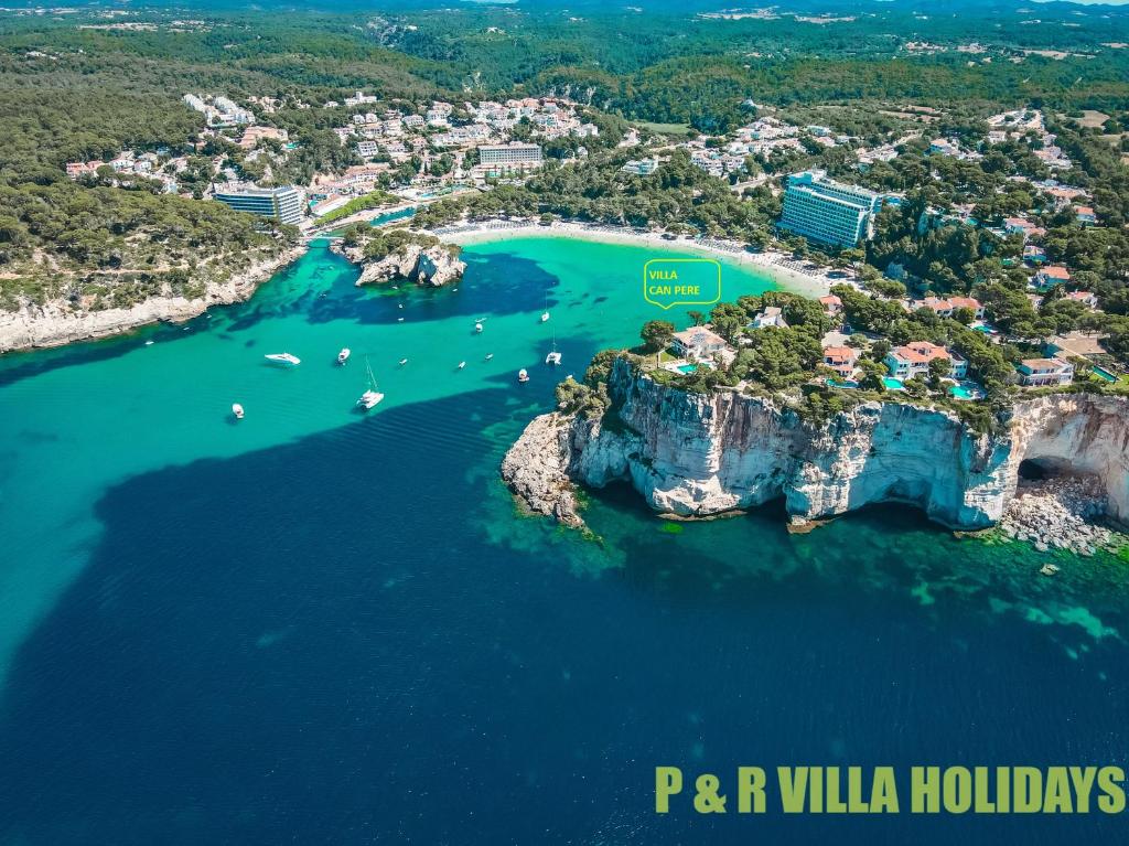 卡拉加尔达纳Villa Can Pere Cala Galdana Menorca的海中的一个岛屿,水中有船只