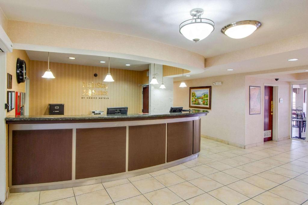 休斯顿MainStay Suites Texas Medical Center-Reliant Park的医院的大厅,有接待台