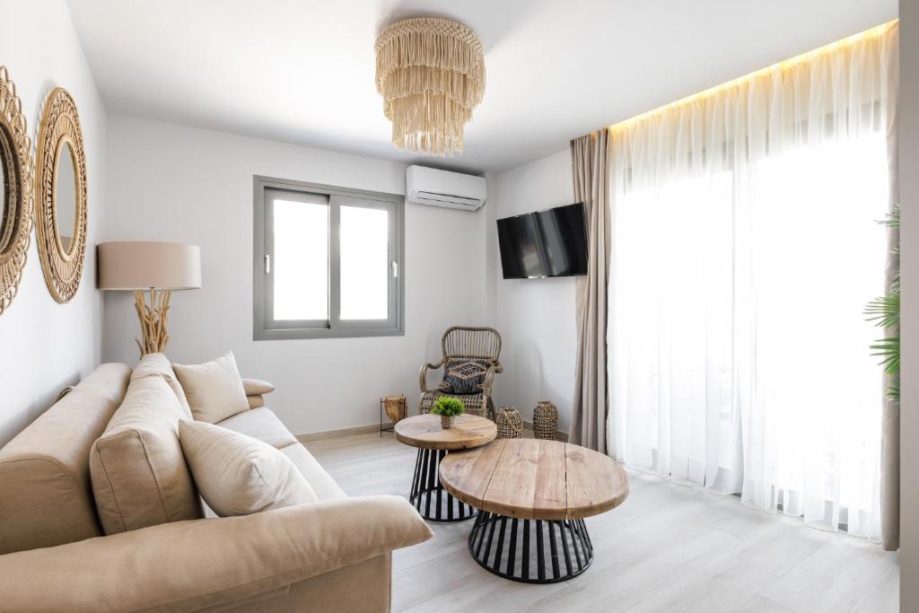 波利克罗诺Amalthia Luxury Suites的客厅配有沙发和桌子