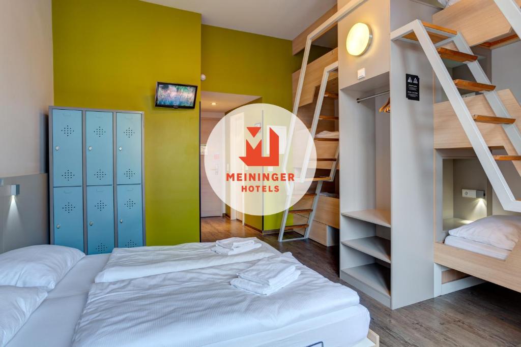 柏林柏林米特梅宁阁酒店的一间设有床铺和双层床的房间