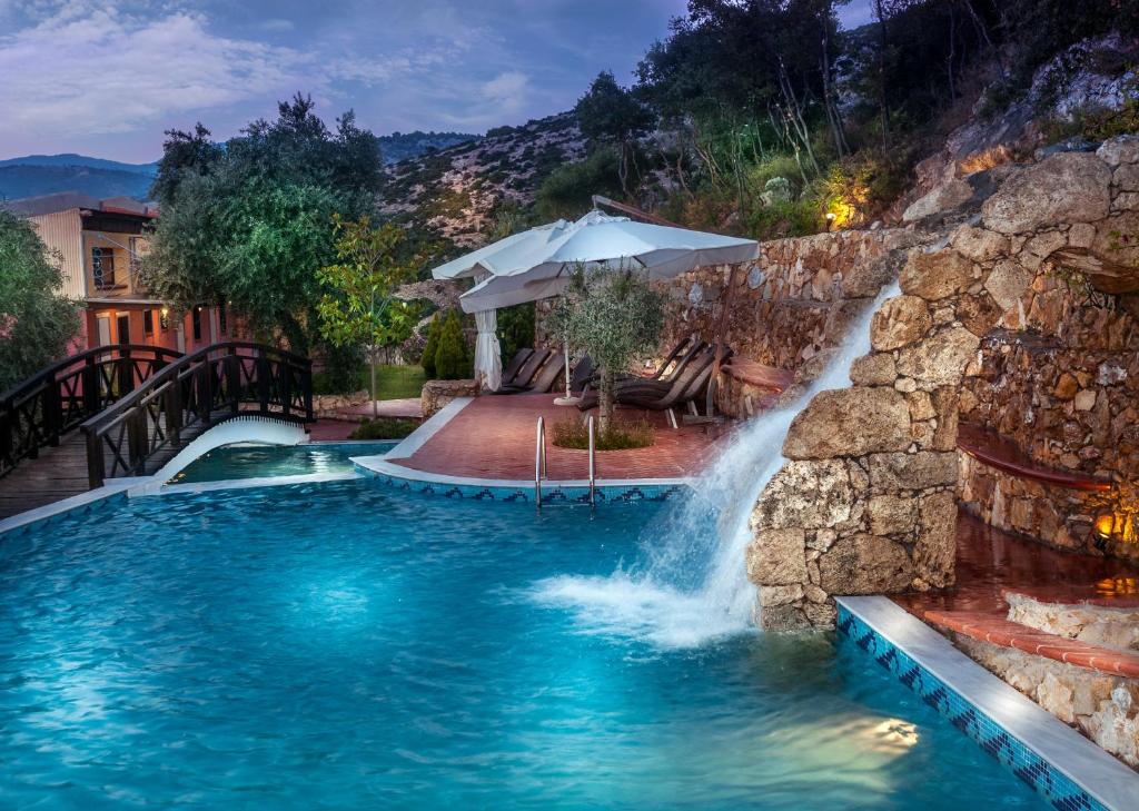 波托什卡利斯蒂酒店的瀑布,游泳池,带水滑梯