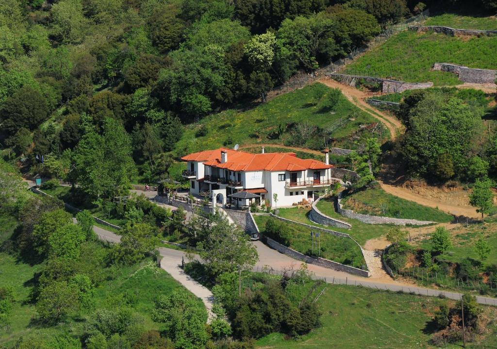 Kréntis马卡斯酒店的山丘上房屋的空中景致