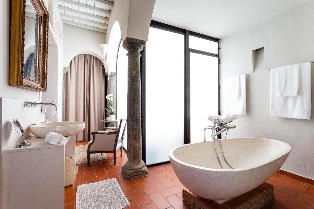 塔里法Azogue Studios的浴室配有两个盥洗盆和浴缸。