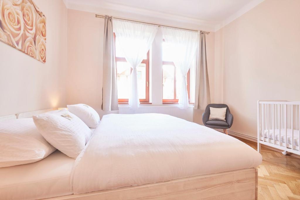 利贝雷茨健康尤马赛旅馆的白色的卧室设有床和窗户