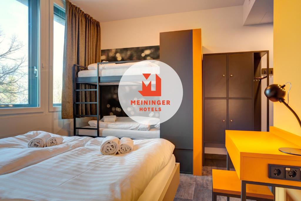 慕尼黑MEININGER Hotel München Olympiapark的一张床位,房间标有酒店风格