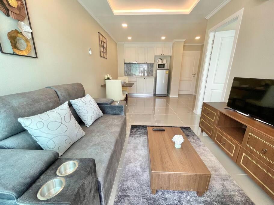 乔木提恩海滩ELEGANT 1 Bedroom in Orient Resort & Spa的带沙发和咖啡桌的客厅