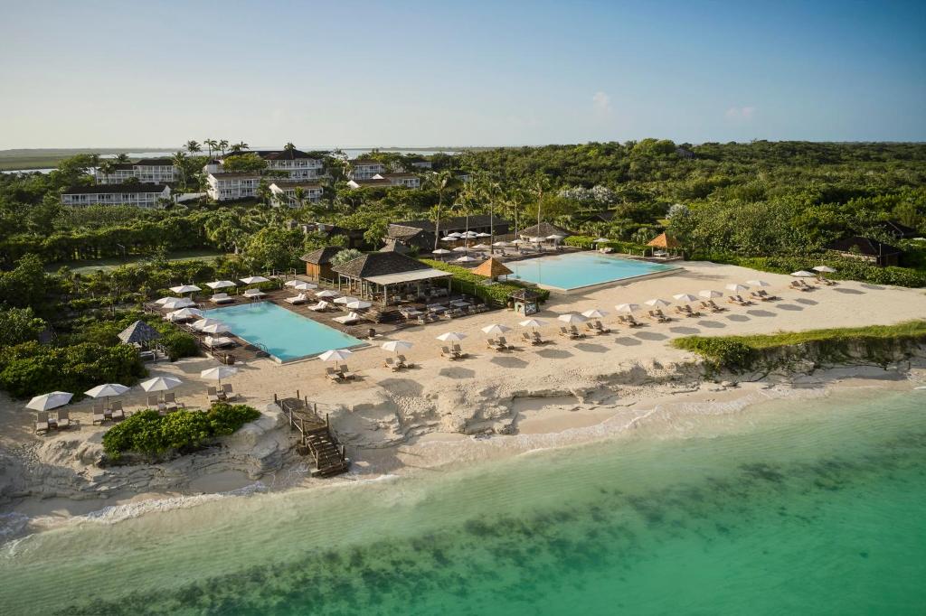 Sandy Point鹦鹉洲COMO酒店的岛上度假胜地的空中景观