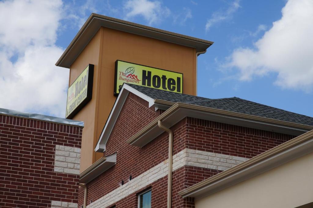 斯德伯克Bungalows Hotel & Hotel Que at Lakeline Austin Cedar Park的砖楼顶上的酒店标志