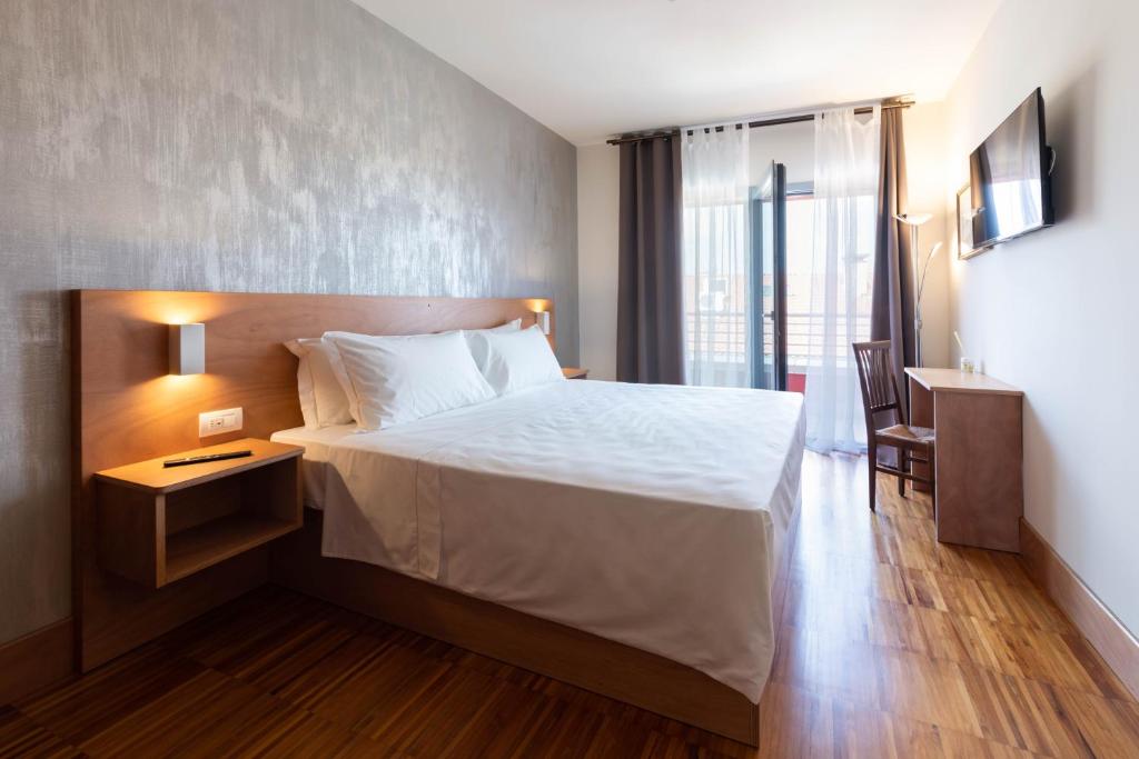 泰塞拉Torre Antica Venice Airport Hotel的酒店客房设有床和窗户。